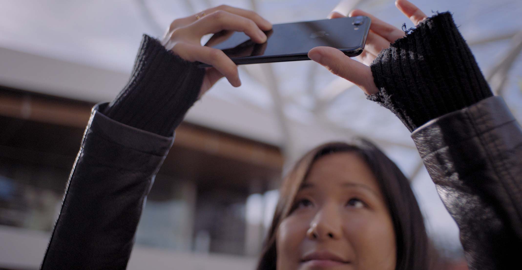 Emilie 是 Apple iOS 相片及鏡頭工程團隊的工程經理,正使用她的 iPhone 拍攝相片。