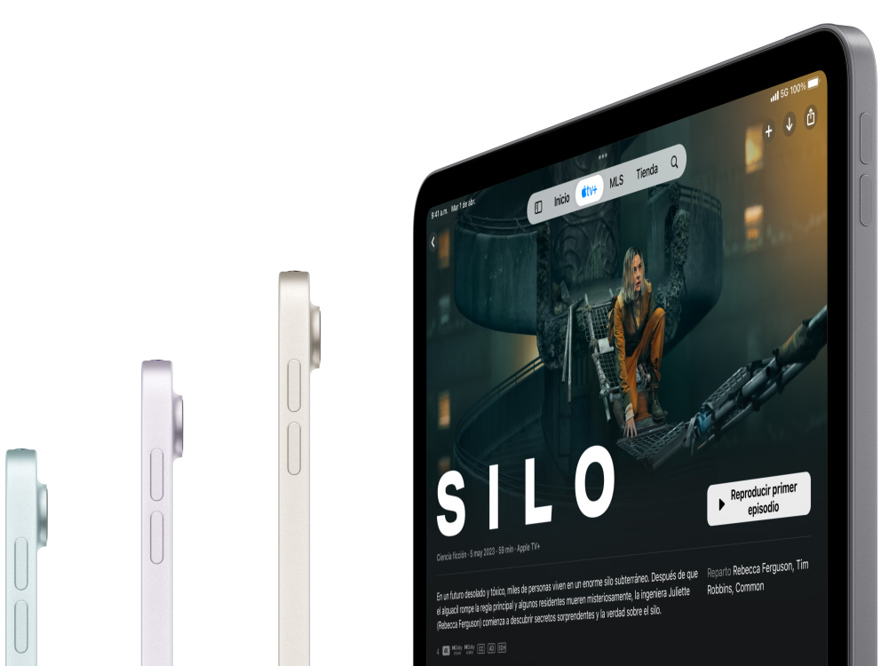 Vista lateral de tres modelos de iPad Air, un cuarto iPad Air muestra la serie Silo de Apple TV Plus