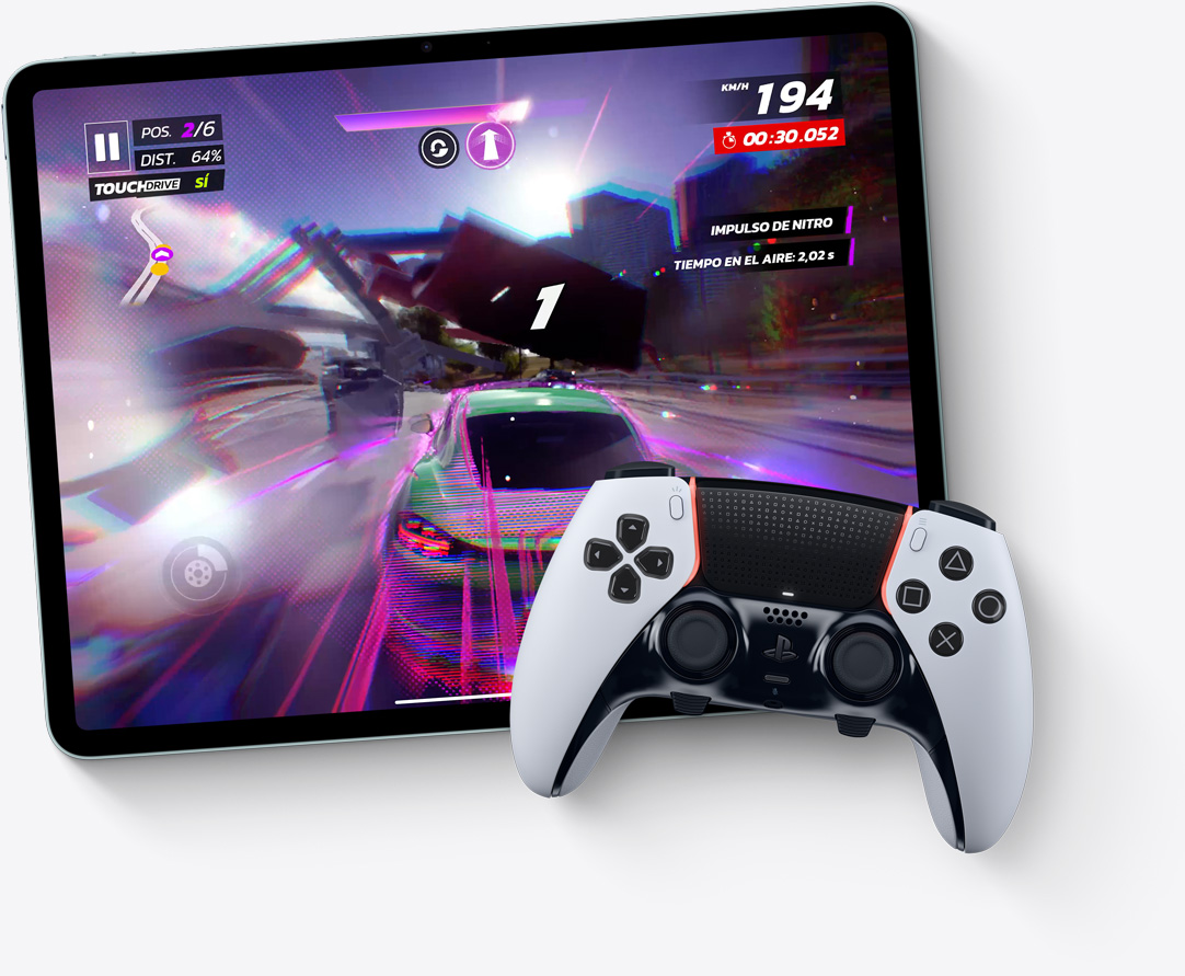 iPad Air, posición horizontal, muestra el videojuego Asphalt Legends Unite con un control de Playstation