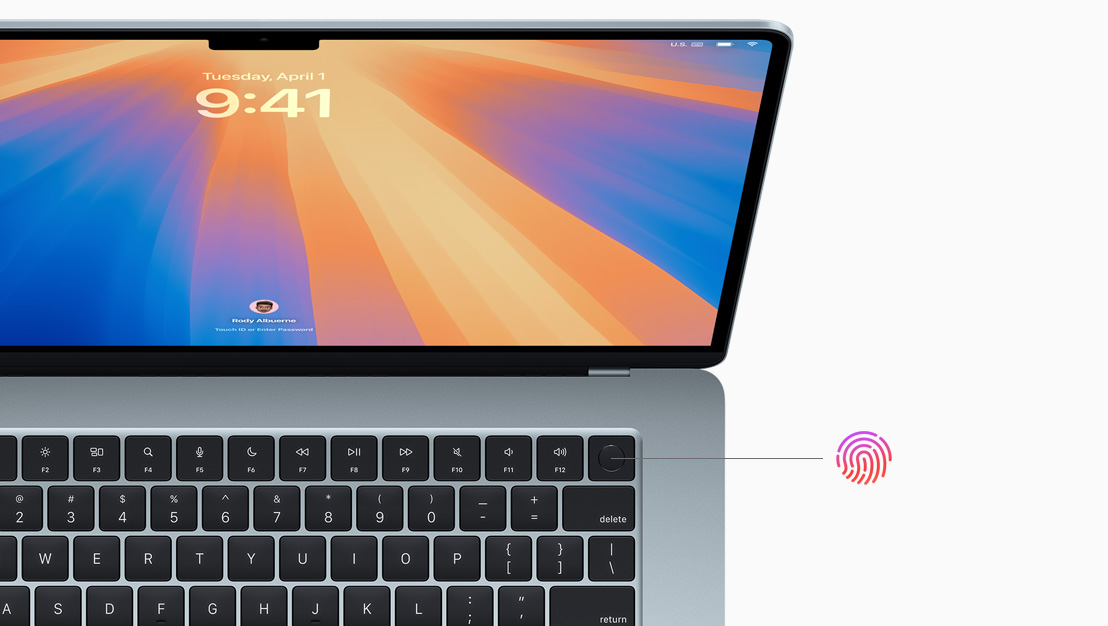 Otevřený MacBook Pro ve vesmírně černé, je zvýrazněné umístění tlačítka Touch ID.