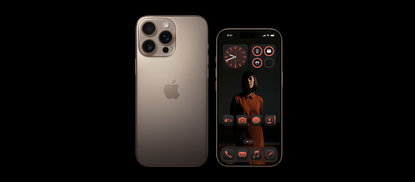 Kõrbevärvi titaani toonis 6,9-tollise iPhone 16 Pro Maxi eestvaade ja iPhone 16 Pro tagantvaade