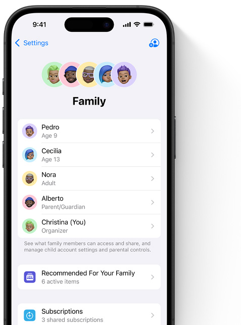 iPhone 螢幕顯示「家庭」頁面的「設定」,代表每位家庭成員的 Memoji 排列在頂部,每個圖像均以色彩繽紛的圓形作背景。同樣的各個 Memoji 在下方列出,顯示「家人共享」群組的所有成員