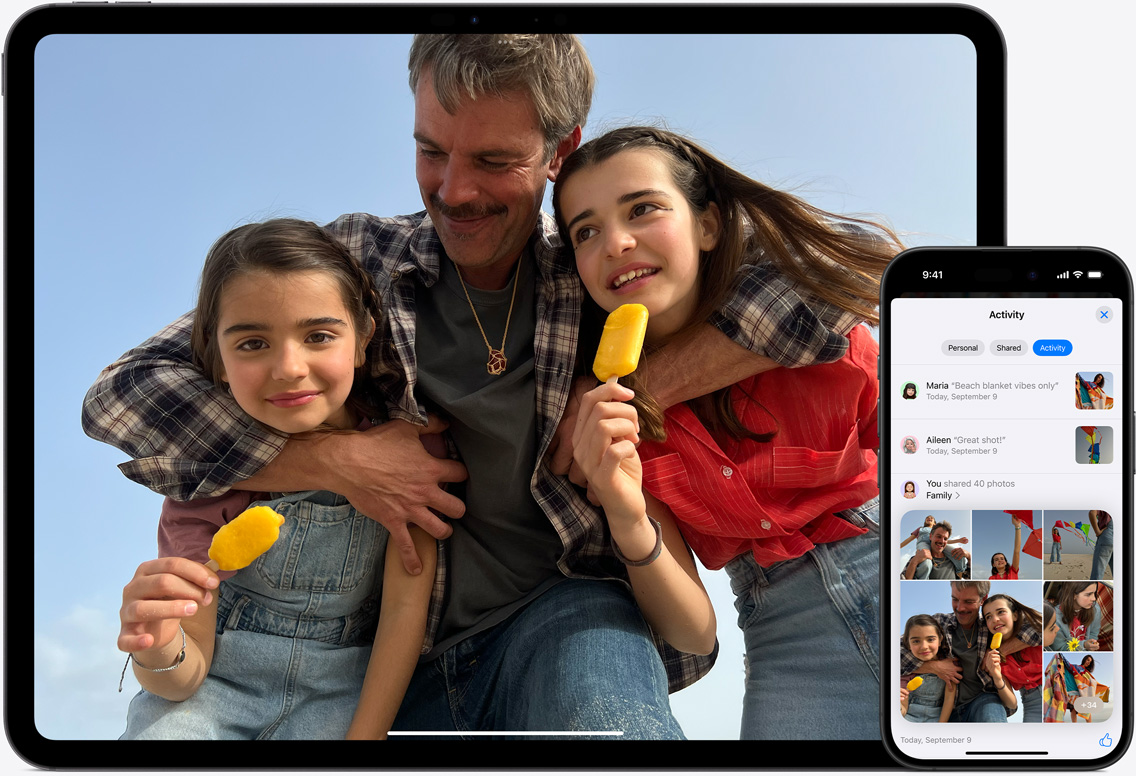 iPad 及 iPhone 螢幕正顯示 iCloud 相片,是一位父親及兩個女兒在沙灘上的影像