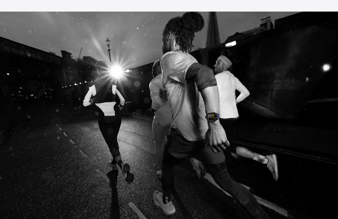 Quattro runner in un ambiente urbano. Uno dei runner indossa un Apple Watch Ultra 2.
