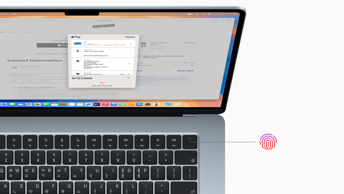 스카이 블루 색상 MacBook Air를 열어 놓고 Touch ID 버튼의 위치를 알려주는 모습.