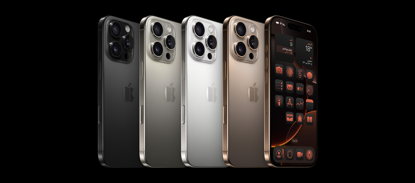 صورة للجهة الخلفية من iPhone 16 Pro بألوانه الأربعة، وهي تيتانيوم أسود وتيتانيوم أبيض وتيتانيوم طبيعي وتيتانيوم صحراوي