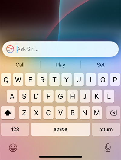 在 iPhone 上，鍵盤上方的文字欄位顯示「詢問 Siri」。