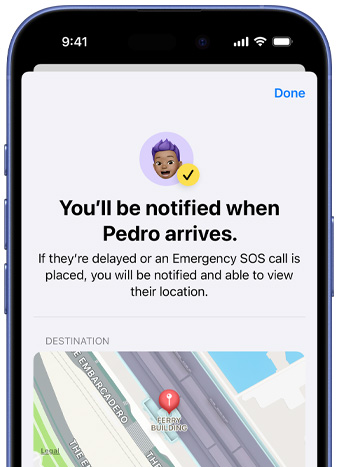 iPhone 螢幕顯示已設置「尋找」通知的確認訊息,文字顯示「You'll be notified when Pedro arrives」,螢幕底部顯示有位置標記的地圖。