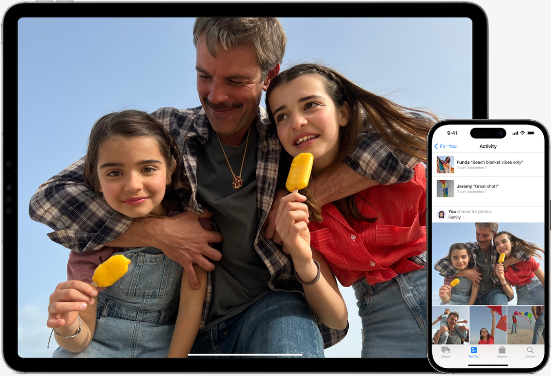 iPad a iPhone s obrazovkami Fotek na iCloudu, ve kterých jsou otevřené fotky otce se dvěma dcerami na pláži