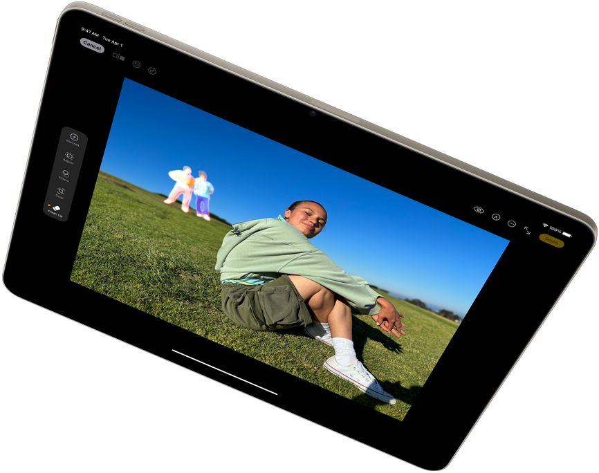 橫向的 iPad Air 展示 Apple Intelligence 配搭相片 app 的清除工具