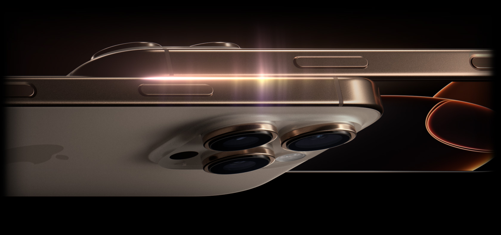 صورة لموديلين من iPhone 16 Pro يظهر فيها الجانب الخارجي مع الزر الجانبي ونظام كاميرات Pro النافر.