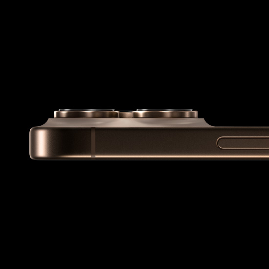 沙漠色鈦金屬 iPhone 16 Pro 的機身側面，展示凸起的 Pro 相機系統