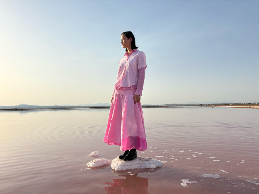 一位穿粉紅色衣服女士的高解像度相片，展示 4800 萬像素融合相機的拍攝效果