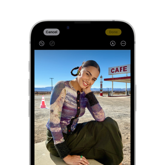أداة التنظيف في Apple Intelligence تسلط الضوء على عنصر خلفية في صورة على iPhone 16e‏.