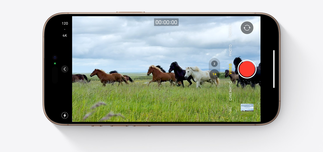 iPhone 16 Pro 展示相機 app，靜態畫面展示以 4K 120 fps 杜比視界拍攝的奔騰馬群。