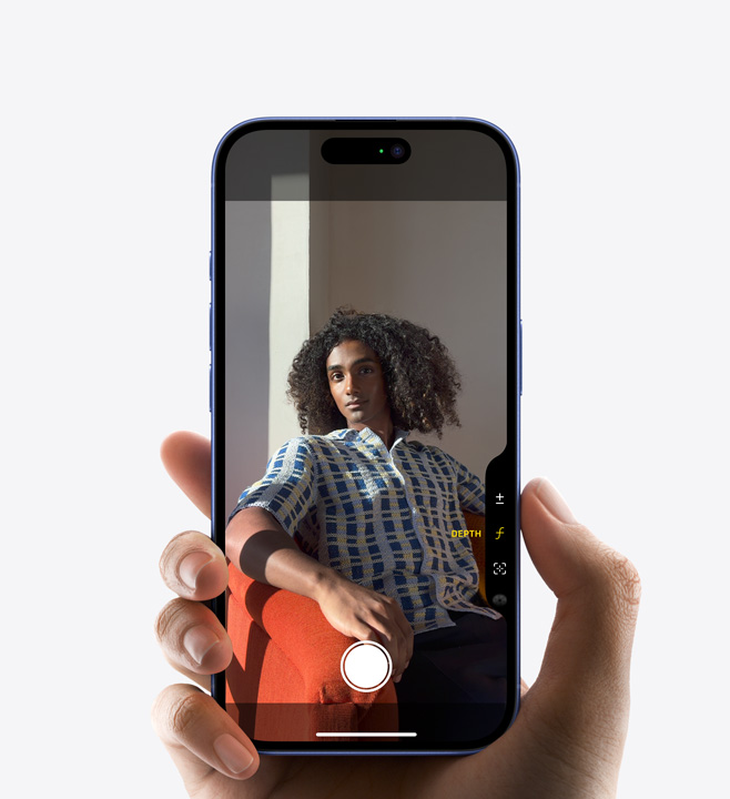 拇指按下 iPhone 16 Pro 側面的相機控制按鈕以調整景深。