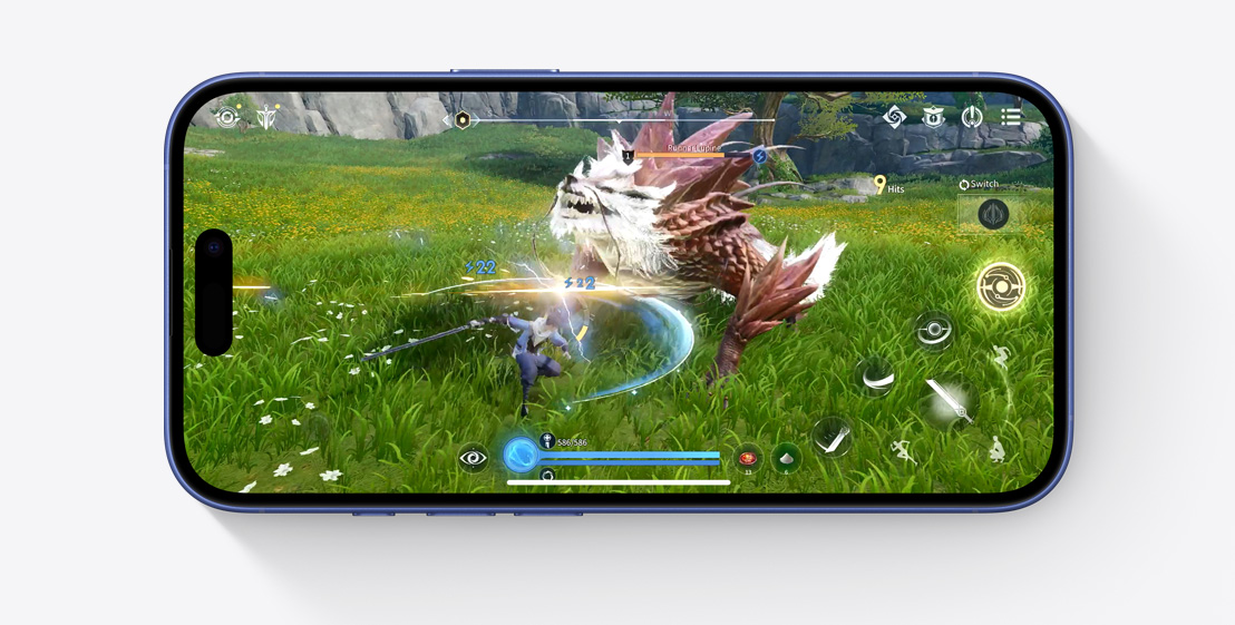 一部橫放的 iPhone 16，顯示電子遊戲《王者榮耀世界》的遊戲場景。