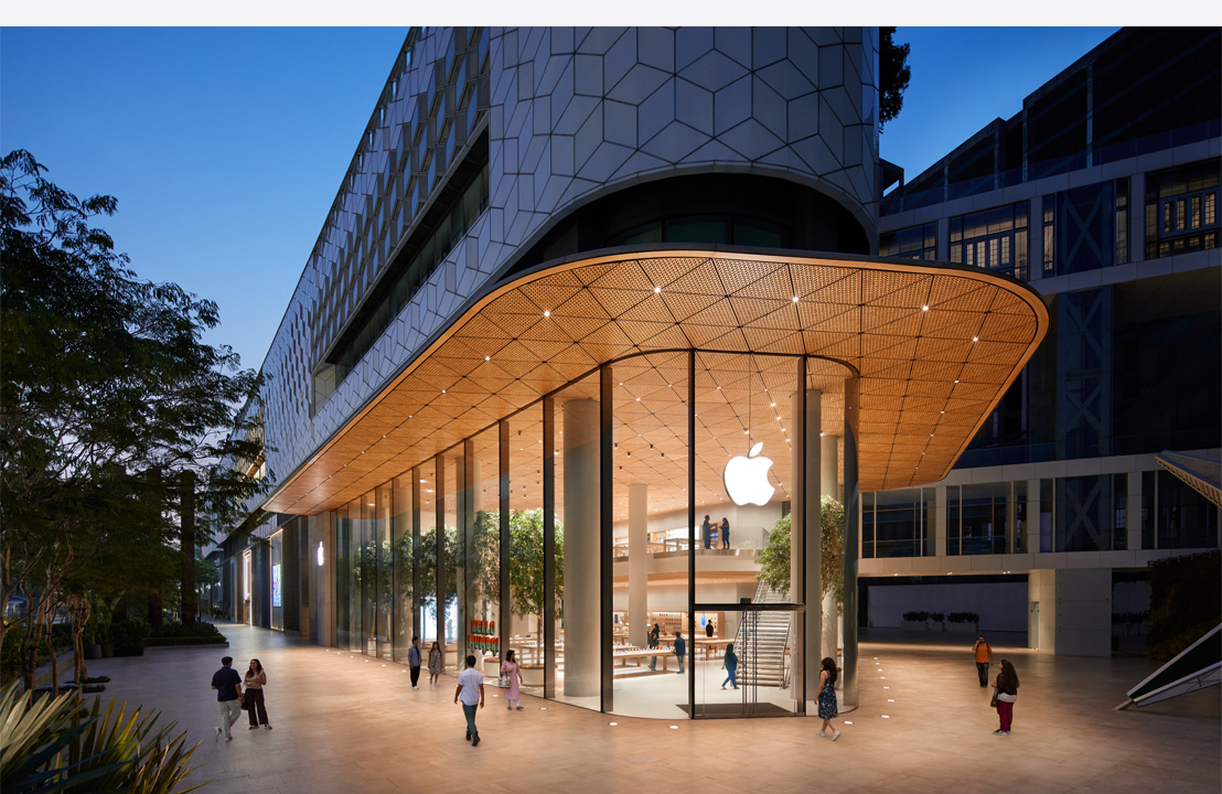 夜間時分，一間富現代感的 Apple Store 的外觀。
