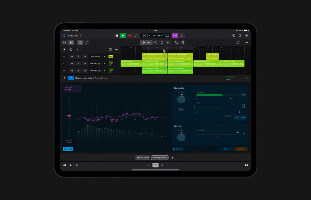 iPad Pro 上開啟 iPad 版 Logic Pro，當中的 Mastering Assistant 用户介面展示 EQ、Dynamics 和 Speed 設定。