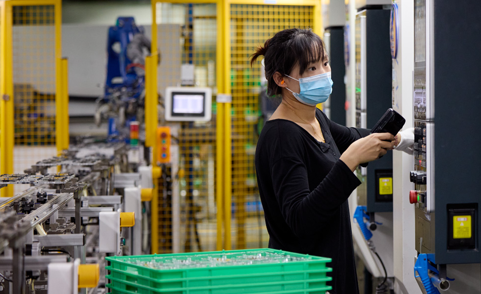 一位員工在組件製造廠內操控機器