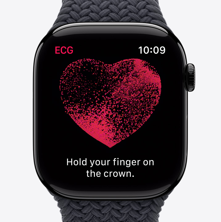在 Apple Watch Series 10 顯示器的螢幕上，ECG app 展示一個紅色的心，內裡有小顆粒在移動。文字寫著：「將手指放在錶冠上」