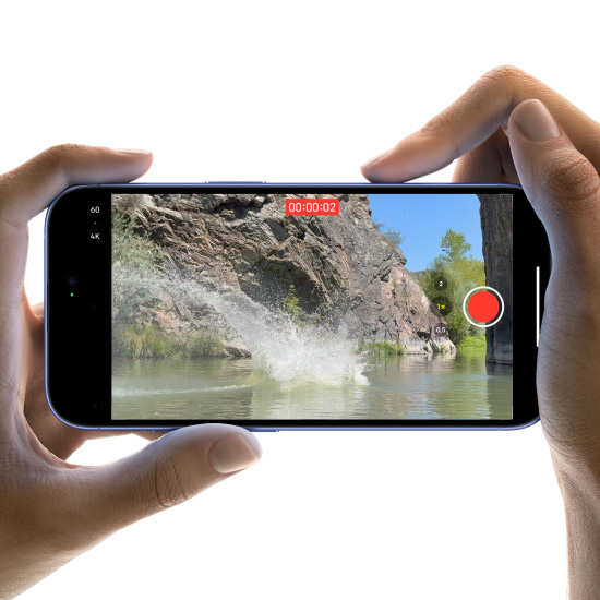 Ngón tay phải trượt dọc theo cạnh điện thoại để điều chỉnh cài đặt camera với Điều Khiển Camera