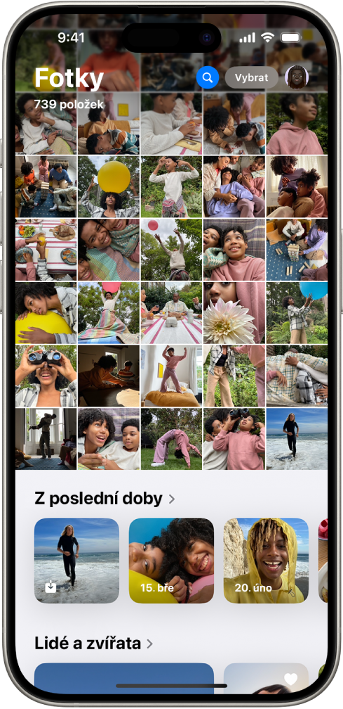 V aplikaci Fotky se zobrazuje mřížka s knihovnou fotek. V dolní části obrazovky jsou vidět oddíly Z poslední doby a Lidé a zvířata.