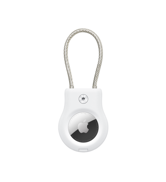 白色 Belkin 保護套配備金屬繩索。AirTag 固定在內，展示 Apple 標誌。