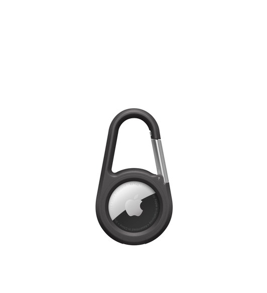 黑色 Belkin 保護套配備登山扣。AirTag 固定在內，展示 Apple 標誌。