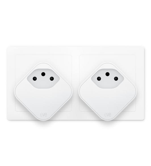 Zwei Eve Energy Stecker in der Matter-Version in einer Steckdose.