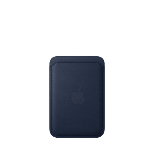 深墨藍色 iPhone MagSafe 精細織料銀包的背面，卡槽向上，內嵌的 Apple 標誌在中央，邊緣設有縫線設計。