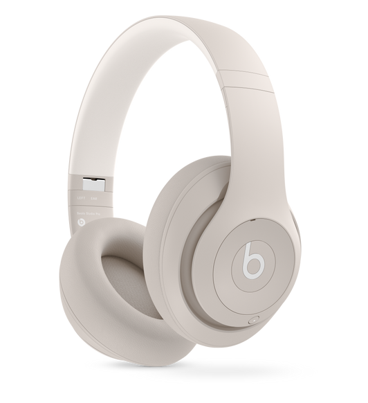 砂岩灰 Beats Studio Pro 無線耳機，配備超柔軟的皮革軟墊，給你更舒適的體驗和耐用表現。
